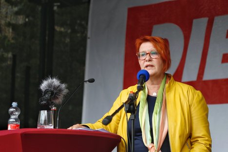 Das Foto zeigt Martina Schu, die für DIE LINKE in Paderborn als Direktkandidatin antritt. 